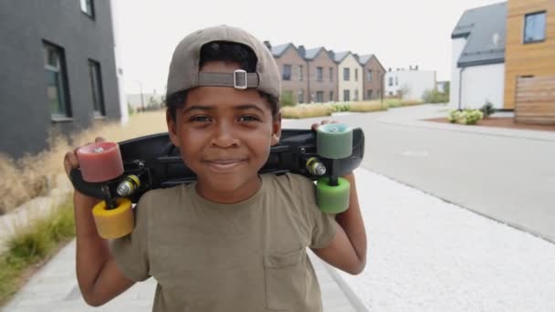 Средний Крупный План Портрет Летнего Афроамериканского Мальчика Бейсболке Стоящего Улице — стоковое видео