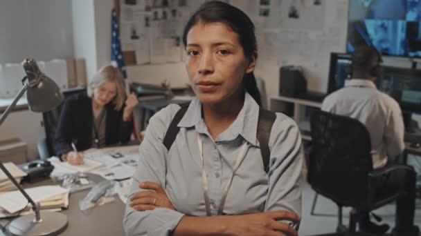 Портрет Молодой Испаноязычной Женщины Детектива Формальной Рубашке Скрещивающей Руки Груди — стоковое видео