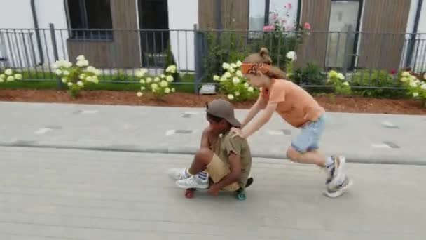 Full Tracking Shot Preteen Kids Playing Outdoors Summer Black Boy — Stock Video