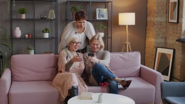 Τρεις Ηλικιωμένες Φίλες Συζητούν Ενώ Κοιτάζουν Φωτογραφίες Smartphone Μαζεύονται Στο — Αρχείο Βίντεο