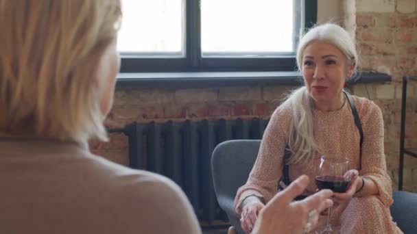 Olgun Kadının Sohbet Edip Kırmızı Şarap Içip Evde Toplandığı Orta — Stok video