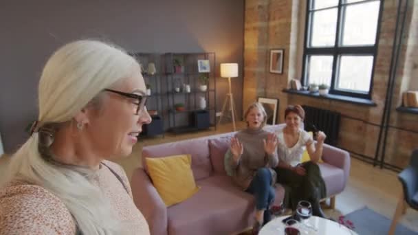 Pov Φορητή Φωτογραφία Από Τρεις Χαρούμενες Ενήλικες Γυναίκες Καταγραφή Βίντεο — Αρχείο Βίντεο