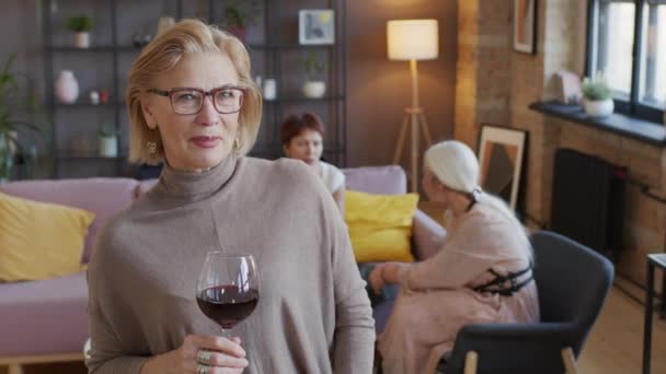 Médio Slow Retrato Boa Aparência Mulher Loira Branca Madura Óculos — Vídeo de Stock