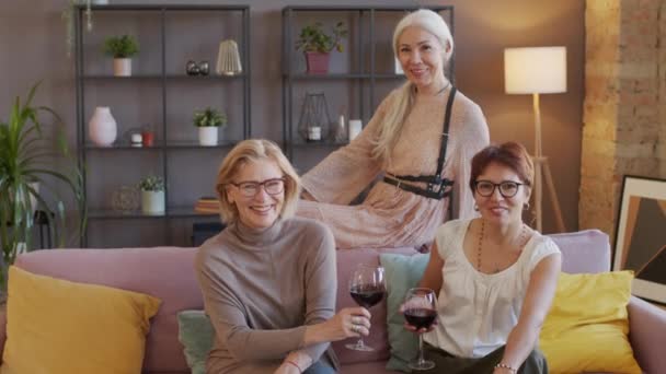 Kameraya Gülümseyen Kırmızı Şarap Kadehleriyle Zarif Yetişkin Kadının Yavaş Yavaş — Stok video