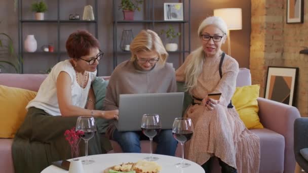 Nternetten Alışveriş Yaparken Dizüstü Bilgisayar Kullanan Neşeli Olgun Kadın Kahve — Stok video