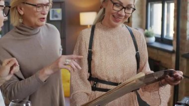 Üç mutlu olgun kadın plağı çalar ve dans etmeye başlar. Modern çatı katı tarzı oturma odasında ev partisinde birlikte eğlenirler.