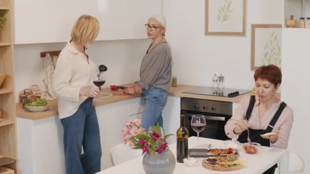 Τρεις Όμορφες Ώριμες Γυναίκες Μαγειρεύουν Μαζί Πίνουν Κρασί Και Μιλάνε — Αρχείο Βίντεο