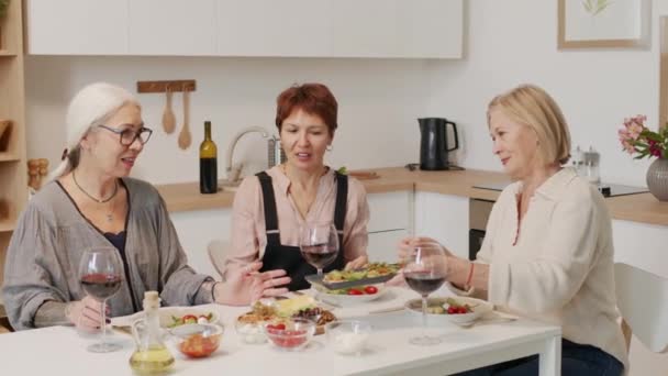Yetişkin Kadın Iyi Arkadaş Mutfak Masasında Birlikte Oturup Aperatiflerle Şarap — Stok video