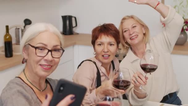Tres Atractivas Novias Maduras Que Tienen Videollamada Con Amigo Común — Vídeo de stock