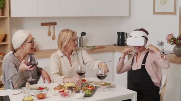 Emocionado Mujer Madura Auriculares Experimentar Realidad Virtual Mientras Sienta Mesa — Vídeo de stock