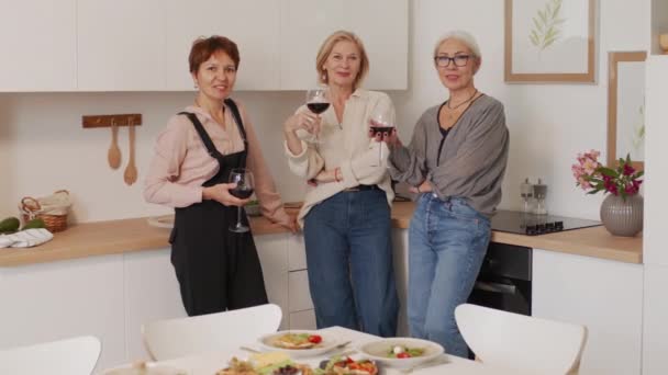 Minimalist Mutfakta Beyaz Mutfak Setinde Elinde Kırmızı Şarapla Kameraya Gülümseyen — Stok video