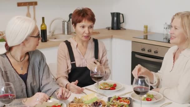 Media Toma Tres Maduras Mujeres Guapas Charlando Bebiendo Vino Cocina — Vídeo de stock