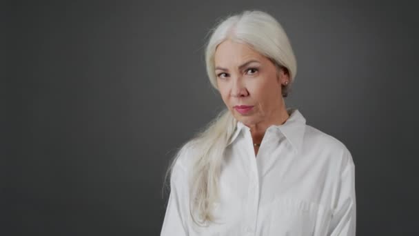 Pas Górę Powoli Portret Dojrzałej Siwowłosej Kobiety Białej Koszuli Pozowanie — Wideo stockowe
