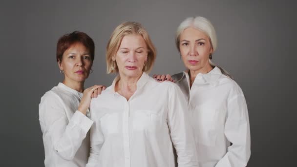 Retrato Médio Três Mulheres Maduras Bonitas Camisas Brancas Juntos Fundo — Vídeo de Stock