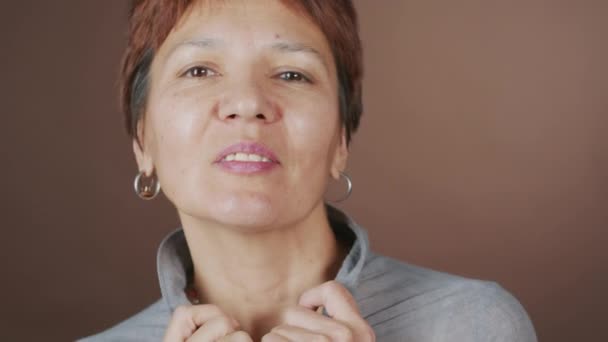 Nahaufnahme Porträt Einer Selbstbewussten Reifen Frau Mit Kurzen Haaren Die — Stockvideo