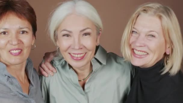 Medium Closeup Portrait Three Smiling Mature Female Best Friends Embracing — Stock Video