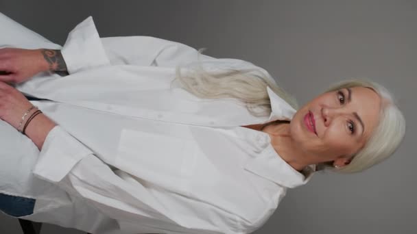 Vertikální Střední Portrét Dospělé Elegantní Bělošky Dlouhými Šedými Vlasy Úsměvem — Stock video