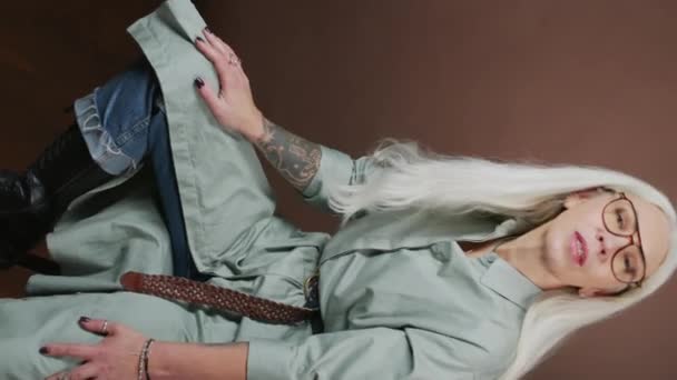 Vertikální Portrét Atraktivní Dospělé Bělošky Dlouhými Šedými Vlasy Sedící Židli — Stock video