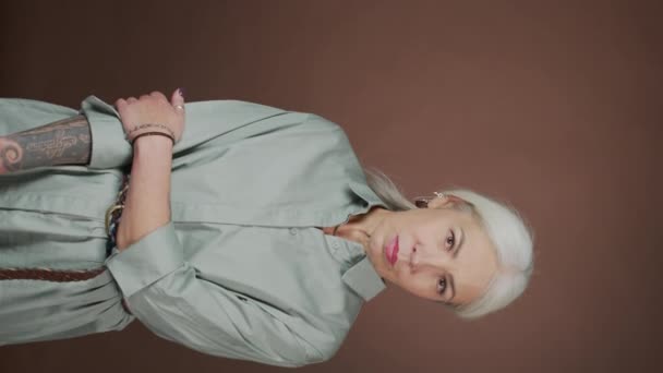 Vertikalt Medium Porträtt Mogen Kaukasisk Kvinna Med Långt Grått Hår — Stockvideo