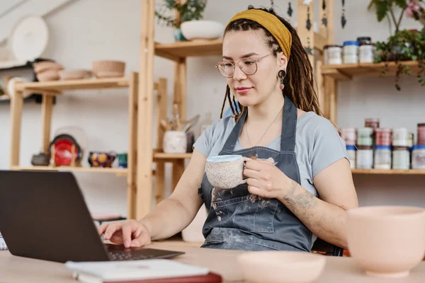 Jonge Vrouwelijke Freelancer Eigenaar Van Kleine Bedrijven Zitten Voor Laptop — Stockfoto