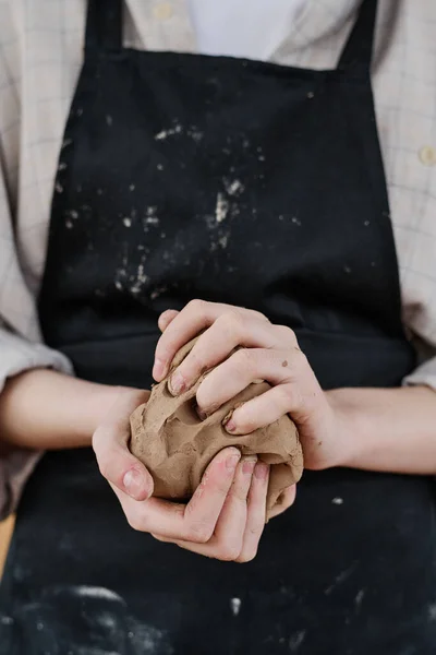 Ręce Młodej Artystki Czarnym Fartuchu Ugniatającej Kawałek Gliny Wyrobu Ceramiki — Zdjęcie stockowe