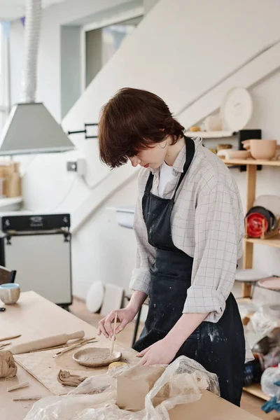 Jonge Vrouw Werkkleding Snijden Ornament Ruwe Klei Plaat Terwijl Buigen — Stockfoto