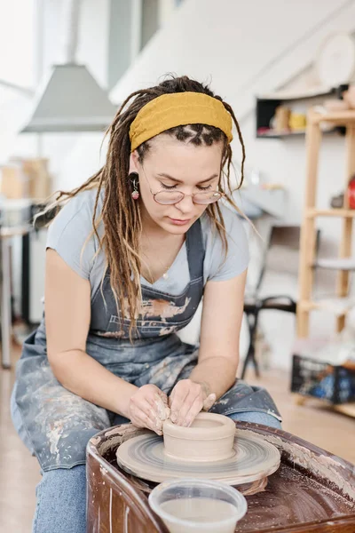 Creative Woman Casualwear Sitting Rotating Pottery Wheel Workshop Creating New — Stock Photo, Image