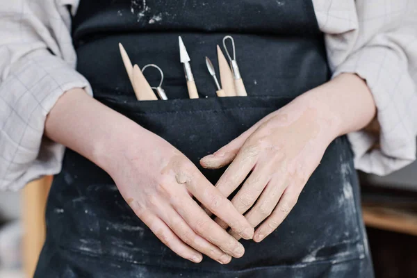 Ręce Młodej Garncarki Zestawem Narzędzi Ręcznych Wyrobu Ozdób Przedmiotach Ceramicznych — Zdjęcie stockowe