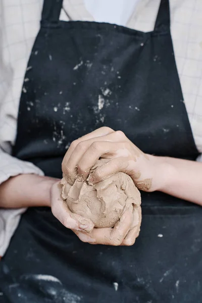 Руки Молодої Творчої Жінки Фартуху Замішуючи Шматок Якої Глини Перед — стокове фото