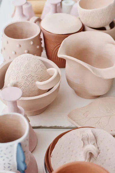 Asortyment Ręcznie Robionych Wyrobów Ceramicznych Takich Jak Miski Kubki Kubki — Zdjęcie stockowe