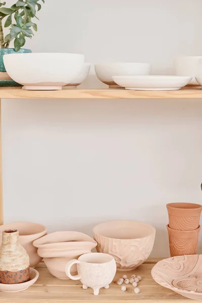 Wyświetlacz Składający Się Drewnianych Półek Kreatywną Ręcznie Wykonaną Ceramiką Przygotowaną — Zdjęcie stockowe