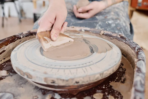 Hand Young Creative Female Potter Applying Clay Rotating Pottery Wheel — Stock Photo, Image
