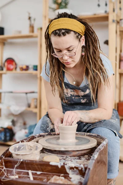 Young Creative Woman Workwear Sitting Front Rotating Pottery Wheel Workshop — Stock Photo, Image