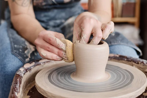 Hand Female Potter Holding Sponge Close Rotating Clay Item Pottery — Stock Photo, Image