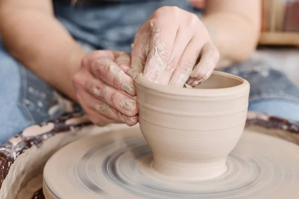 Ręce Właścicielki Małego Sklepu Ceramicznego Tworzącego Nowy Garnek Miskę Lub — Zdjęcie stockowe