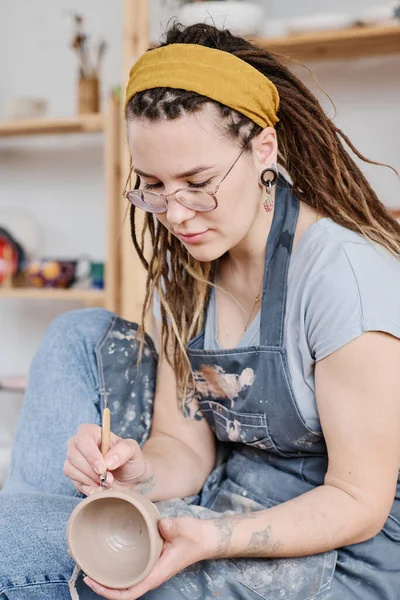 Jonge Creatieve Vrouwelijke Pottenbakker Casualwear Snijwerk Ornament Aan Zijkanten Van — Stockfoto