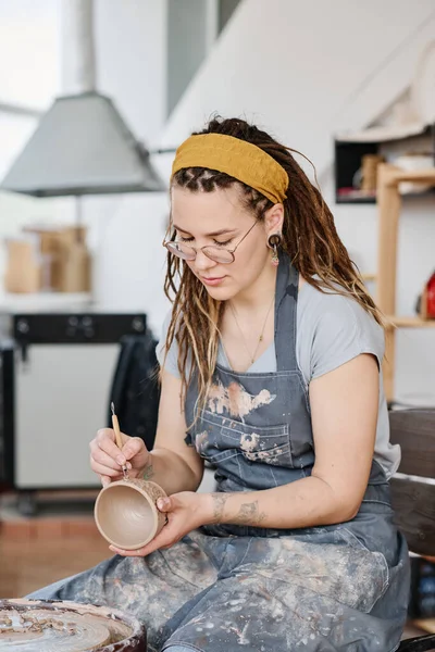 Creatieve Vrouwelijke Pottenbakker Werkkleding Snijwerk Decoratieve Patronen Handgemaakte Klei Beker — Stockfoto