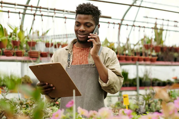 Blumenladen Inhaber Schaut Auf Dokument Seinen Händen Und Nimmt Bestellung — Stockfoto