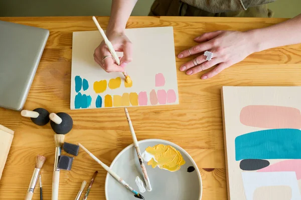 Powyższy Widok Rąk Młodej Kreatywnej Kobiety Tworzącej Kolorowe Próbki Papierze — Zdjęcie stockowe