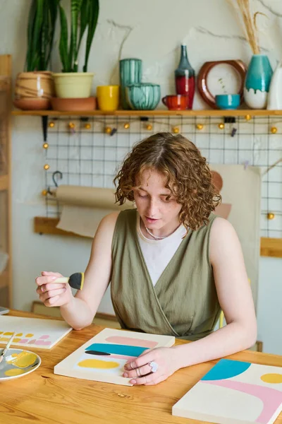 Femme Créative Assise Table Dans Studio Atelier Créant Une Nouvelle — Photo