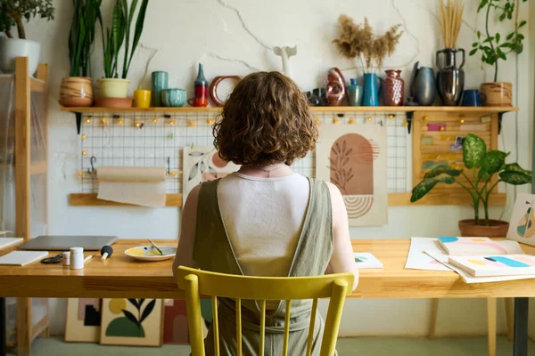 Vue Arrière Une Jeune Femme Créative Assise Table Dans Atelier — Photo