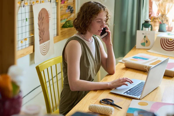 Молода Жінка Клерк Смартфоном Ноутбуком Приймає Замовлення Клієнтів Сидячи Робочому — стокове фото