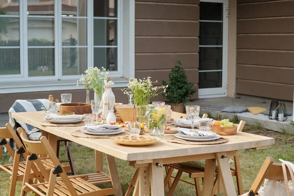Tálalva Asztal Étellel Italokkal Poharakkal Tányérokkal Vadvirágokkal Egyéb Dolgokkal Melyeket — Stock Fotó
