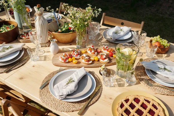 Table Servie Avec Nourriture Maison Boissons Verres Assiettes Fleurs Sauvages — Photo