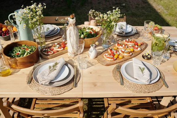 Table Bois Servi Avec Des Aliments Faits Maison Boissons Verres — Photo