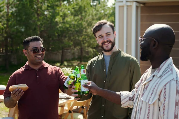 Group Young Cheerful Intercultural Men Clinking Bottles Beer Outdoor Party — Stock Photo, Image