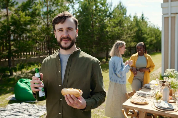 Jonge Vrolijke Man Met Fles Bier Hotdog Zoek Naar Camera — Stockfoto
