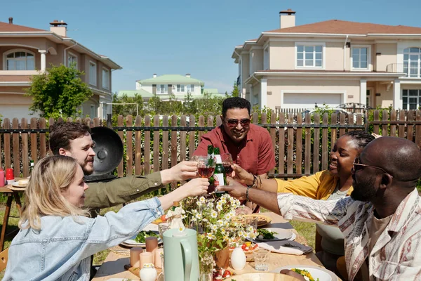 Groep Van Jonge Interraciale Vrienden Met Glazen Wijn Flessen Bier — Stockfoto