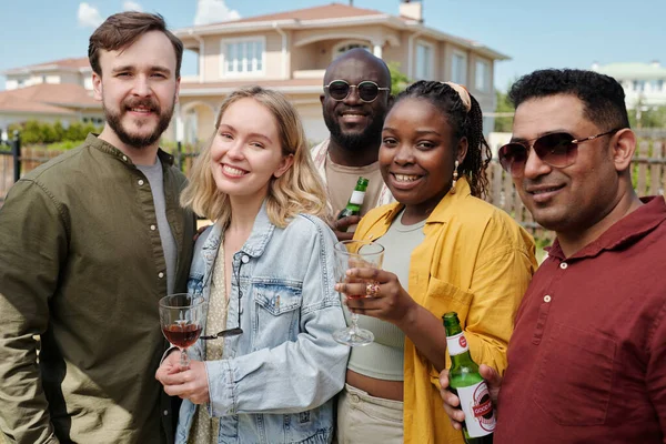 Happy Young Intercultural Friends Alcoholic Drinks Looking Camera While Enjoying — Stock Photo, Image