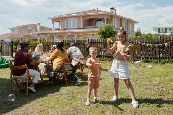 Zwei Niedliche Kinder Spielen Mit Seifenblasen Während Sie Sonnigen Sommertagen — Stockfoto